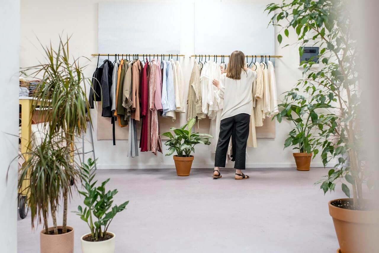 What are the benefits of visual merchandising?