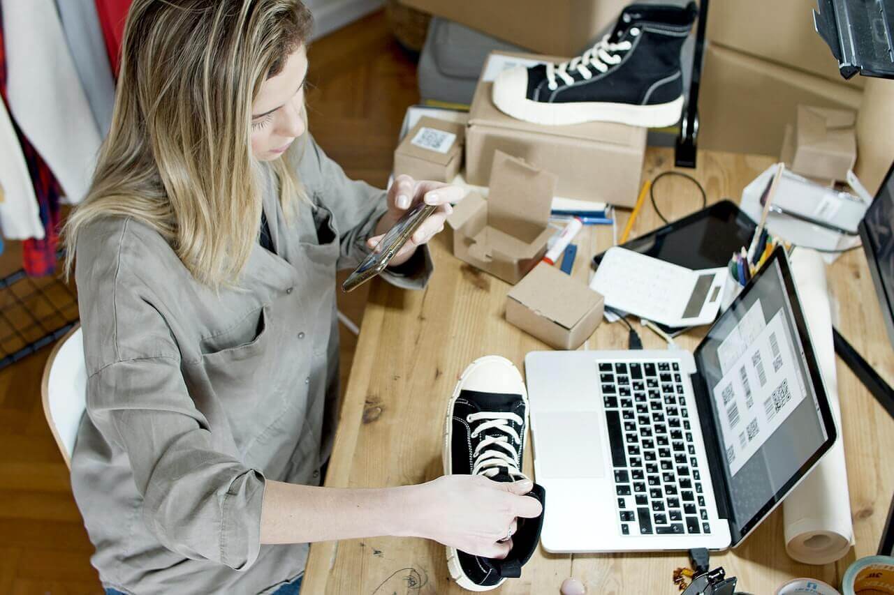 How to Start an Online Clothing Store With No Money