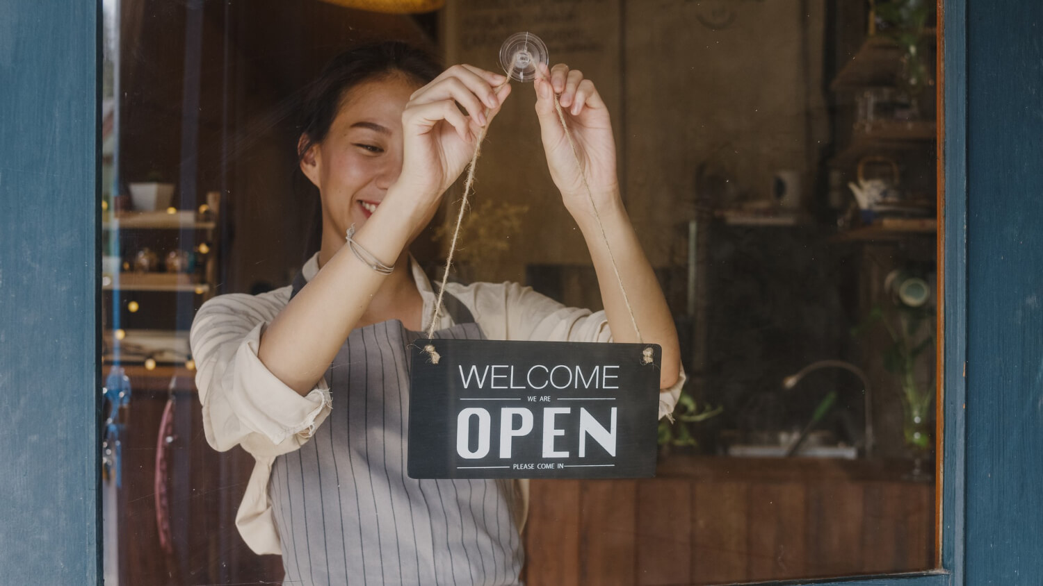 What does a retail manager do?