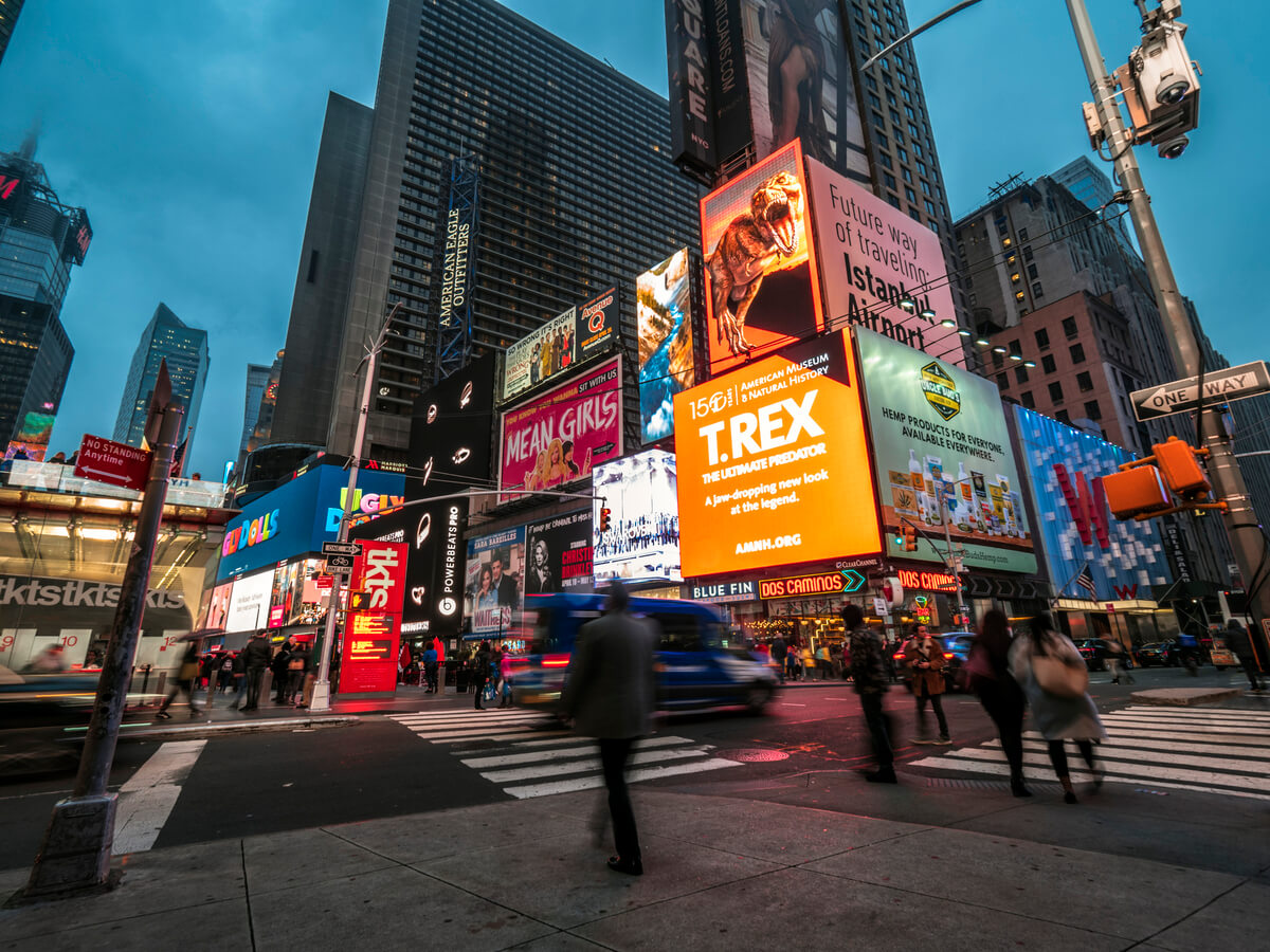 Retail digital signage: Ultimate guide for beginners (Updated 2025)